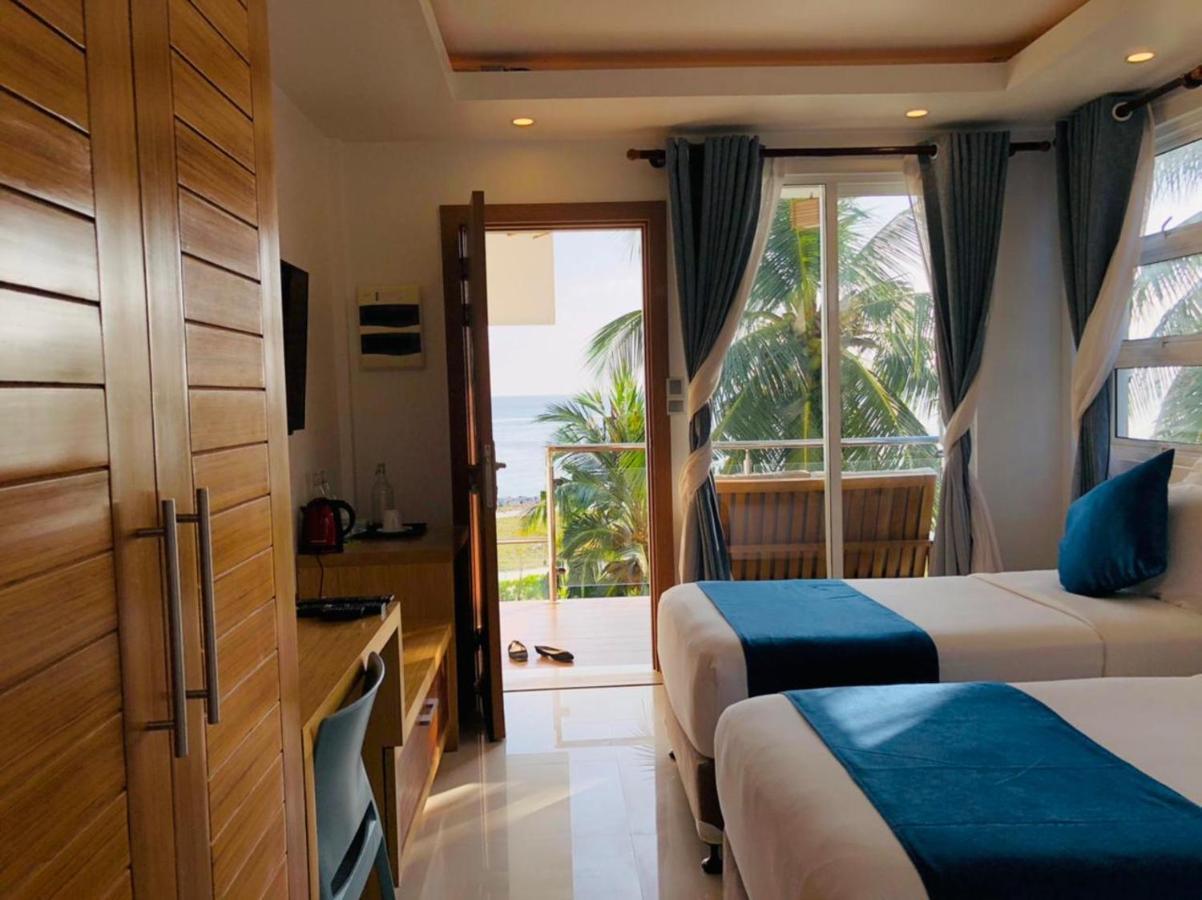 Reef Edge Thulusdhoo, Maldives Hotel Ngoại thất bức ảnh