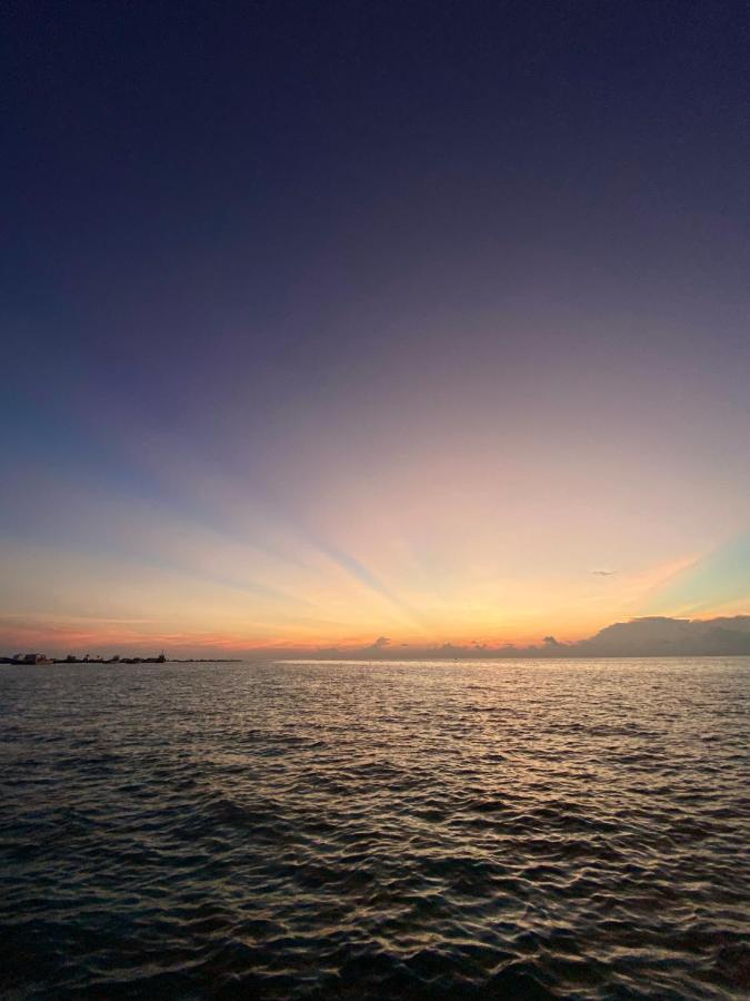Reef Edge Thulusdhoo, Maldives Hotel Ngoại thất bức ảnh