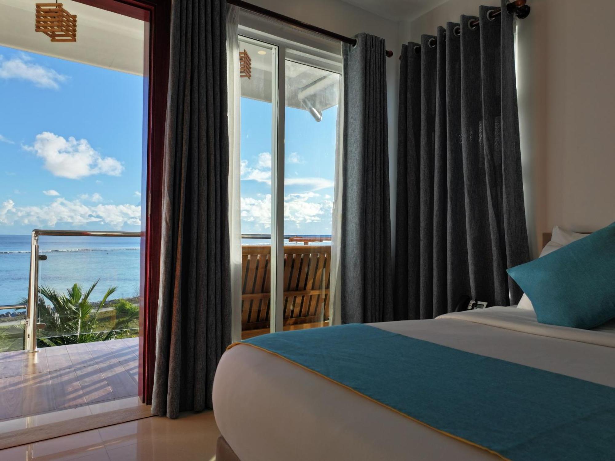 Reef Edge Thulusdhoo, Maldives Hotel Ngoại thất bức ảnh