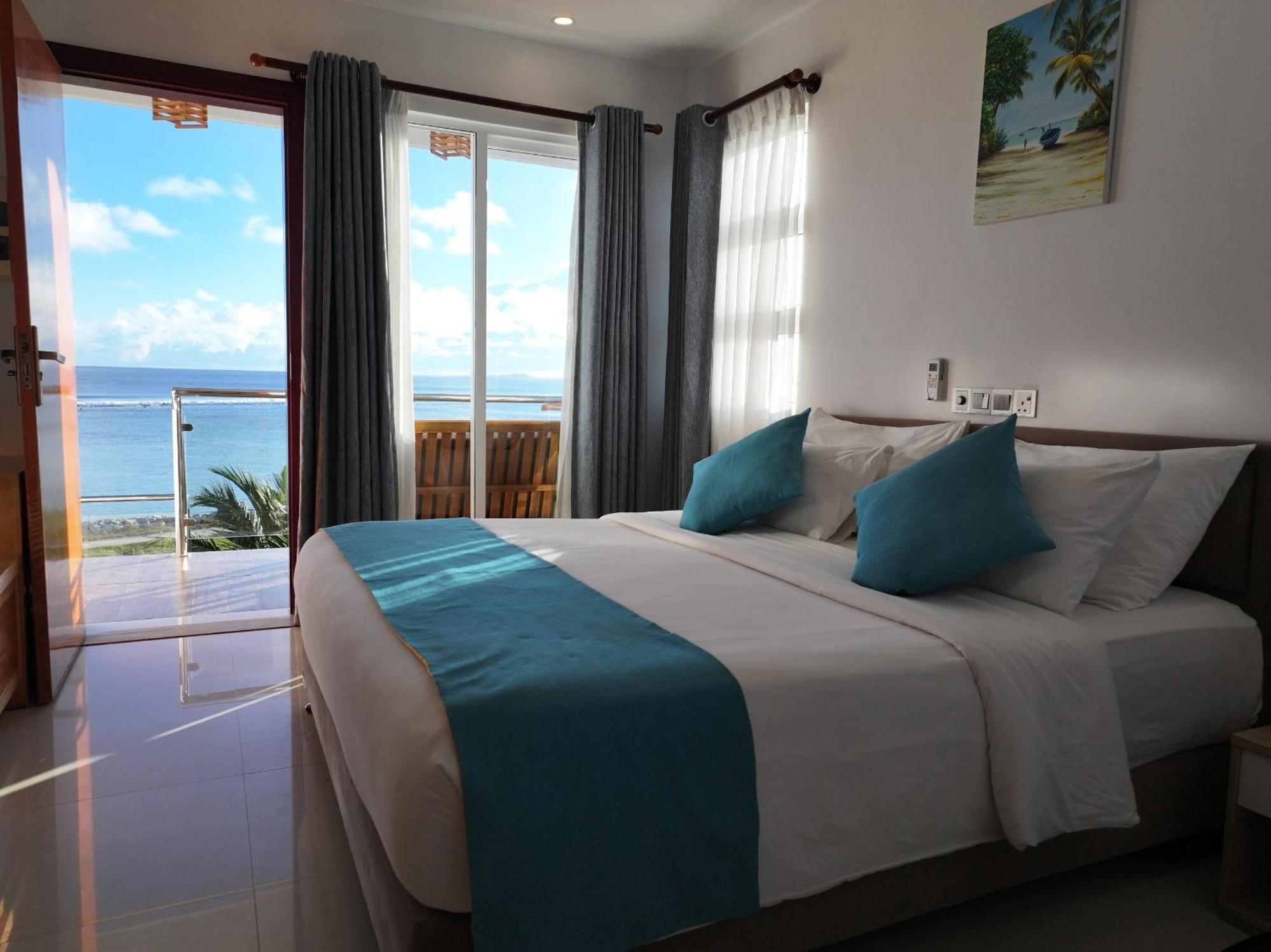 Reef Edge Thulusdhoo, Maldives Hotel Ngoại thất bức ảnh