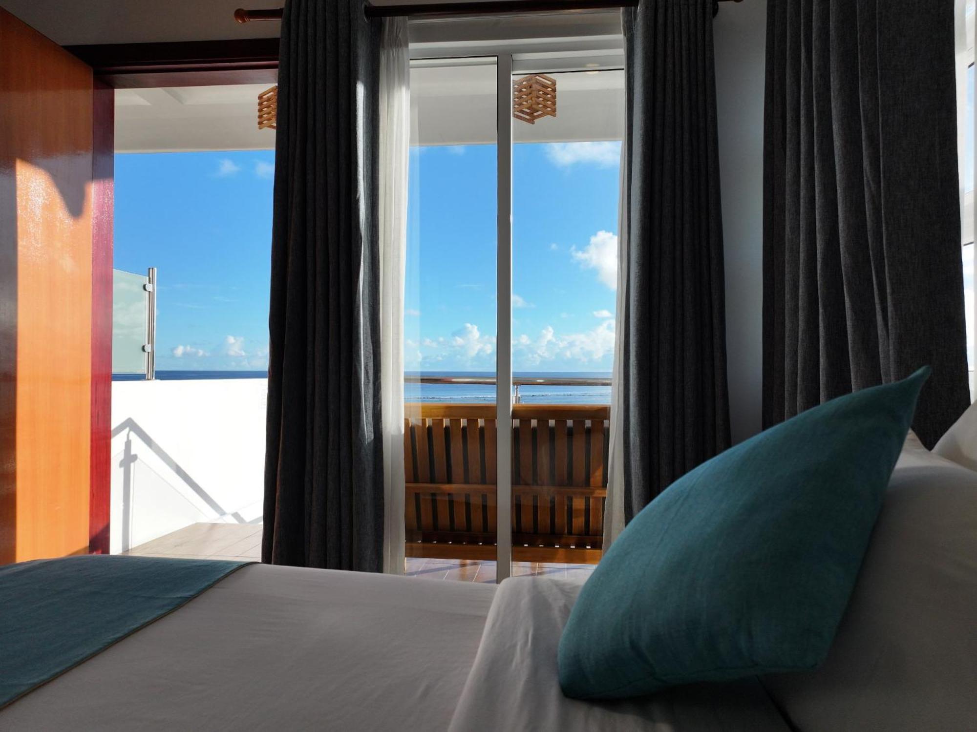 Reef Edge Thulusdhoo, Maldives Hotel Ngoại thất bức ảnh