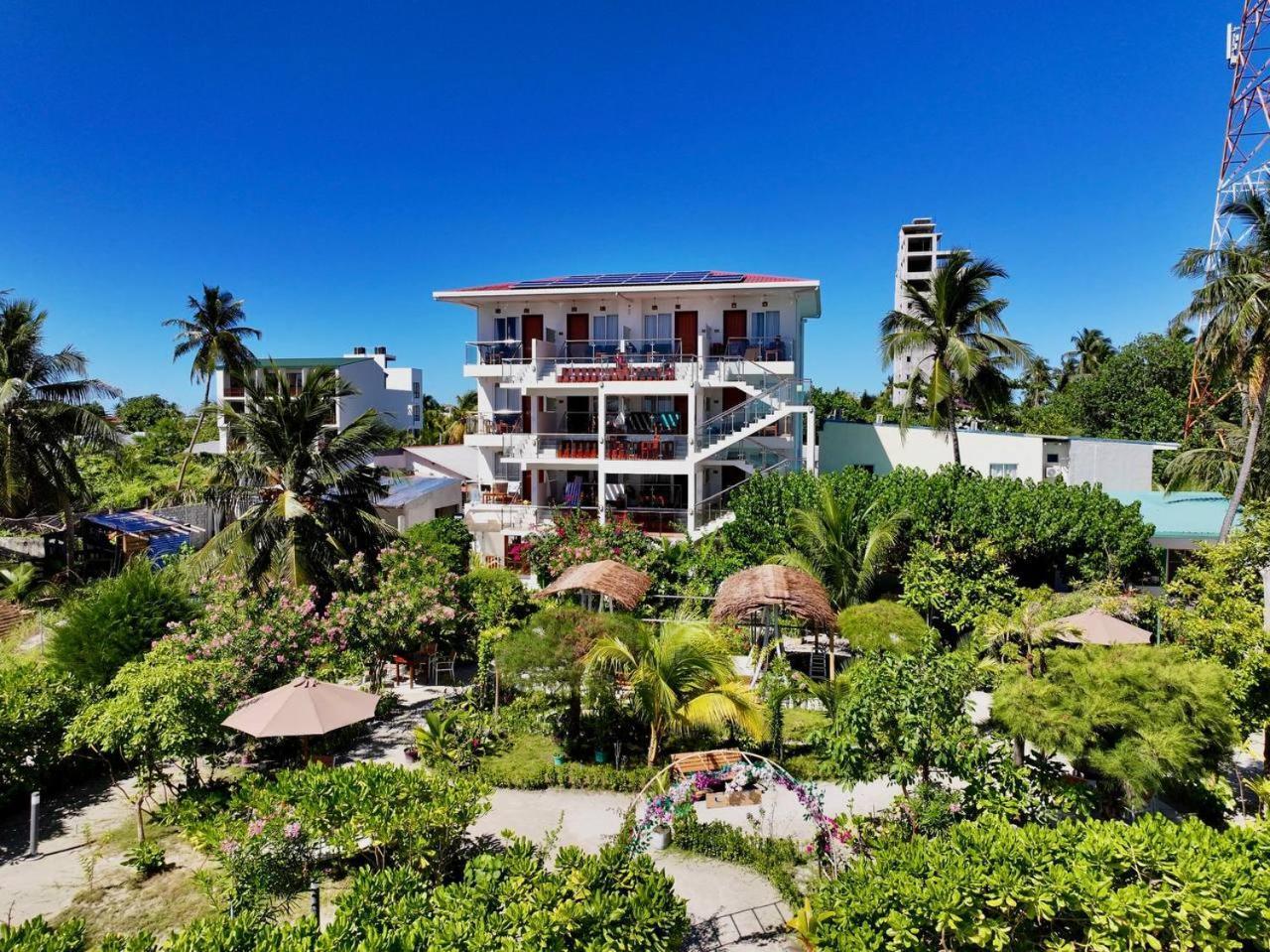 Reef Edge Thulusdhoo, Maldives Hotel Ngoại thất bức ảnh