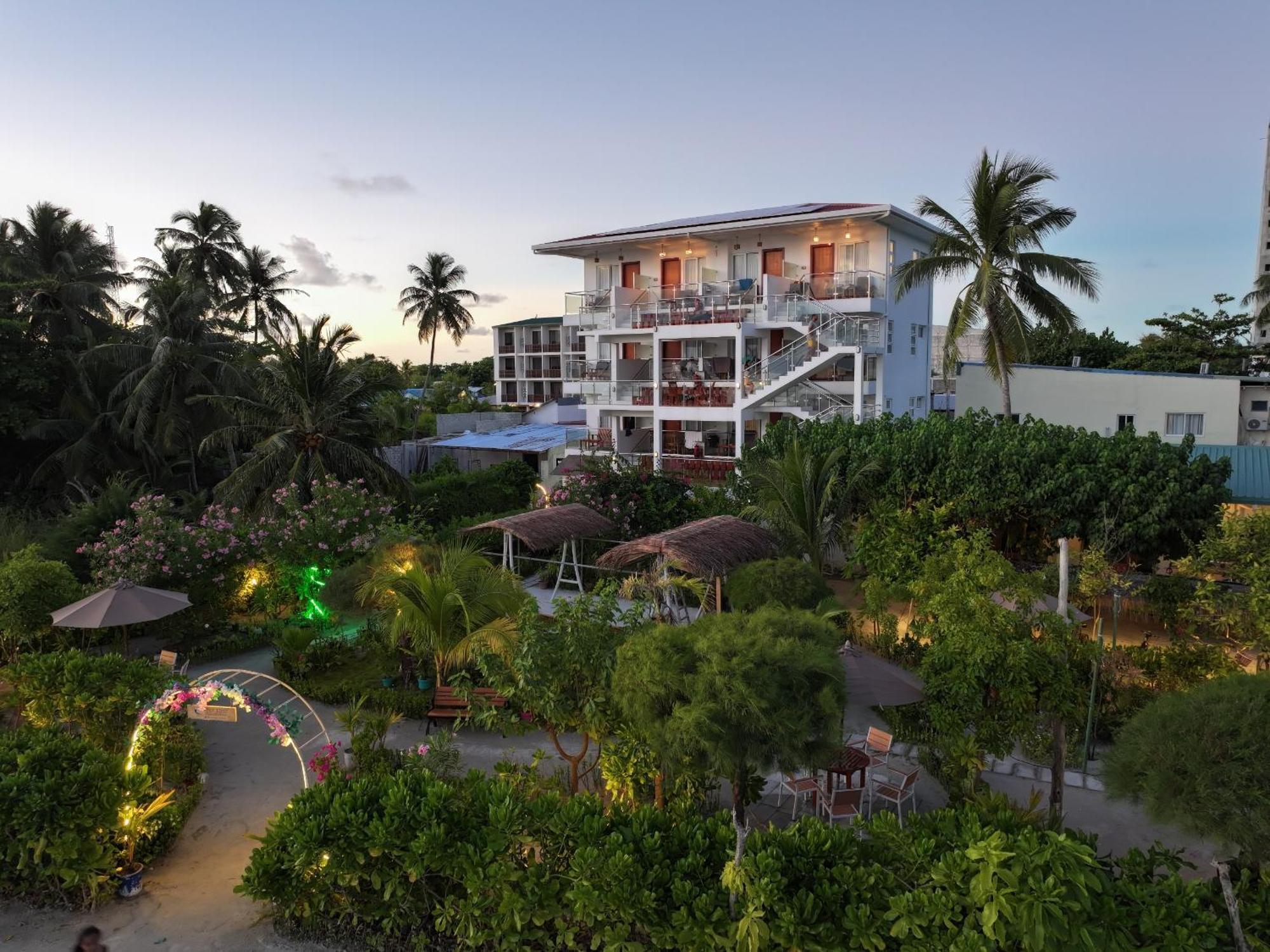 Reef Edge Thulusdhoo, Maldives Hotel Ngoại thất bức ảnh