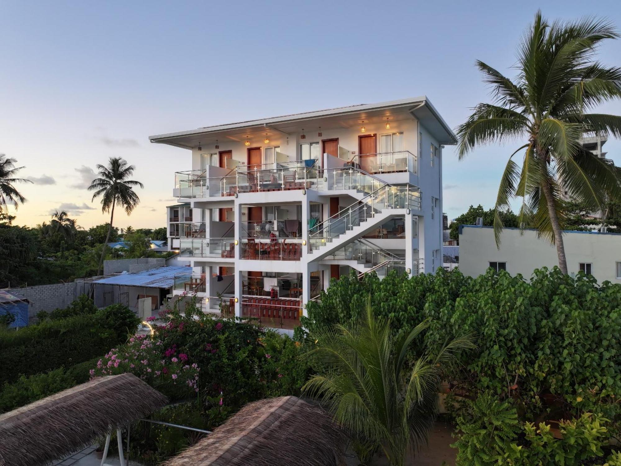 Reef Edge Thulusdhoo, Maldives Hotel Ngoại thất bức ảnh