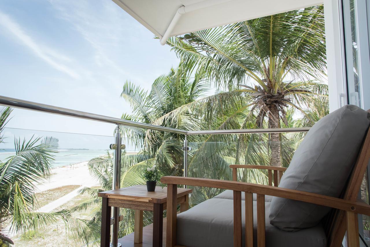 Reef Edge Thulusdhoo, Maldives Hotel Ngoại thất bức ảnh