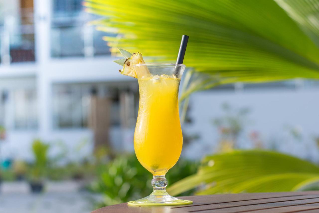 Reef Edge Thulusdhoo, Maldives Hotel Ngoại thất bức ảnh